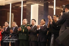 De gauche à droite : le ministre des Sciences et des Technologies Nguyen Manh Hung (quatrième), le vice-Premier ministre Bui Thanh Son (cinquième), l’ambassadeur du Japon Ito Naoki (sixième) et des délégués lors de la réception donnée à Hanoï le 3 mars pour célébrer le 66e anniversaire de Sa Majesté l’empereur Naruhito. (Photo : VNA)