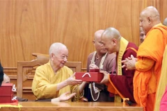 Le grand vénérable Thich Tri Quang, patriarche suprême du Conseil de patronage de la Sangha bouddhiste du Vietnam offre des cadeaux aux chefs des délégations bouddhistes internationales participant à la Journée Vesak 2025 des Nations Unies. Photo : VNA