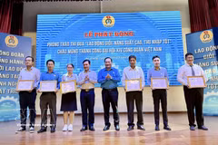 Le titulaire d’un master Nguyên Duc Tai (à l’extrême gauche) reçoit le certificat du Travail créatif 2025, décerné par la Confédération générale du travail du Vietnam, en récompense de son innovation intitulée « Robot caméra à trois axes de translation ». Photo :VNA.