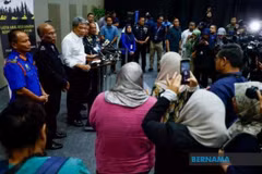 Le ministre malaisien des Affaires étrangères, Datuk Seri Mohamad Hasan, s'adresse à la presse. (Photo : Bernama)