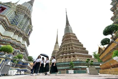 Visiteurs d'une pagode à Bangkok, en Thaïlande (Photo : Xinhua/VNA)