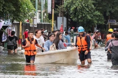 Des équipes de secours évacuent les habitants des zones inondées de la ville de Navotas, aux Philippines, le 10 novembre 2025. (Photo : Xinhua/VNA)