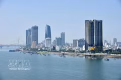 De nombreuses entreprises privées investissent dans les secteurs des services et de l'immobilier à Da Nang. Photo : VNA