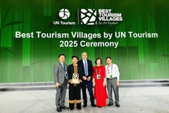 Des représentants de la province de Tuyên Quang et du comité d'organisation posent pour une photo après que Lô Lô Chải a été honoré comme l'un des meilleurs villages touristiques en 2025. — Photos avec l'aimable autorisation de la province de Tuyên Quang