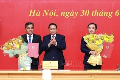 Le Premier ministre Pham Minh Chinh (centre), Tran Duc Thang et Ho Van Nien Photo : VNA
