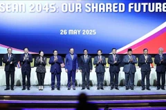 Le Premier ministre Pham Minh Chinh (4e, gauche)à la cérémonie de singature de la Déclaration de Kuala Lumpur intitulée « ASEAN 2045 : Notre avenir commun ». Photo : VNA