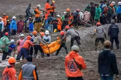 L'Indonésie poursuit les recherches des victimes du glissement de terrain à Java Ouest.