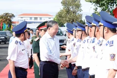 e secrétaire général du Parti, Tô Lâm, secrétaire de la Commission militaire centrale, accompagné d’une délégation de haut rang, a effectué le 20 novembre une visite de travail au Commandement de la Région 4 de la Garde-côte du ministère de la Défense. Photo : VNA