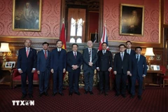 La délégation de l'Académie nationale de politique Ho Chi Minh a pris une photo souvenir avec Lindsay Hoyle, président de la Chambre des communes britannique. Photo ; VNA