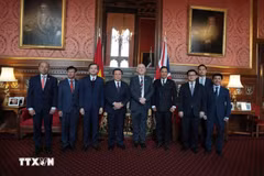 La délégation de l'Académie nationale de politique Ho Chi Minh a pris une photo souvenir avec Lindsay Hoyle, président de la Chambre des communes britannique. Photo ; VNA