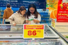 Des consommateurs font leurs courses dans un supermarché de Ho Chi Minh-Ville. Le sentiment des consommateurs vietnamiens est en tête de la région avec 67 points, en hausse de trois points par rapport à l'année dernière, selon l'étude UOB ASEAN Consumer Sentiment Study 2025. Photo : VNA