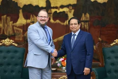Le Premier ministre Pham Minh Chinh (droite) reçoit mardi après-midi, à Hanoï, Cristiano Amon, PDG du groupe américain Qualcomm. Photo : VNA