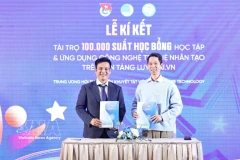 Pham Van Thành (à gauche), président de l'Association vietnamienne des jeunes handicapés, signe des accords de coopération avec JMB Vietnam et InfoRe Technology pour financer 100 000 bourses de formation à l'utilisation des outils d'IA sur la plateforme LuyenAI.vn. Photo : VNA