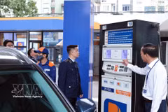 La force de gestion du marché de Hanoï surveille les activités commerciales d’une station-service de Petrolimex sur la rue Trần Quang Khải, à Hanoï. Photo : VNA
