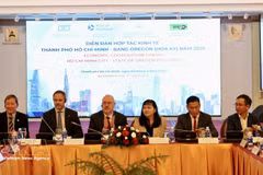 Les dirigeants de l'ITPC et de la délégation d'entreprises de l'Oregon président le forum (Photo : VNA)