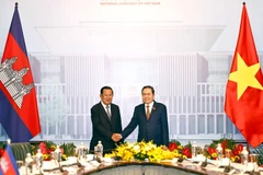Le président de l'Assemblée nationale du Vietnam, Tran Thanh Man (droite) et le président du Parti du peuple cambodgien (PPC) et président du Sénat, Samdech Techo Hun Sen. Photo : VNA