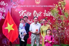 Distribution de l’étrenne du Nouvel An aux représentants des personnes âgées et aux enfants au Mozambique. Photo : Ambassade du Vietnam au Mozambique