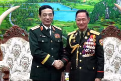 Le ministre vietnamien de la Défense nationale, le général Phan Van Giang (à gauche), et le ministre lao de la Défense, le lieutenant-général Khamlieng Outhakaysone (Photo : VNA)