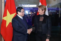 Le Premier ministre Pham Minh Chinh et la présidente suisse Karin Keller-Sutter à Davos. Photo : VNA