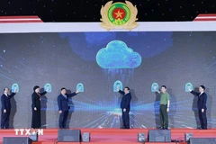 Le Premier ministre Pham Minh Chinh et les délégués ont inauguré le Centre national de données n°1 et annoncé le fonctionnement officiel du système de base de données du Centre national de données. Photo : VNA