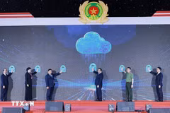 Le Premier ministre Pham Minh Chinh et les délégués ont inauguré le Centre national de données n°1 et annoncé le fonctionnement officiel du système de base de données du Centre national de données. Photo : VNA