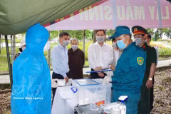 Le secrétaire du Comité municipal du Parti de Huê, Nguyên Dinh Trung, inspecte les opérations de prélèvement d'échantillons des restes de martyrs au Cimetière des martyrs de la ville de Huê. Photo : VNA