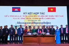 Le président du Comité populaire de la province de Gia Lai, Pham Anh Tuan, signe un accord de coopération avec le gouverneur de la province de Ratanakiri. Photo : VNA