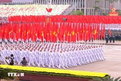 La formation avec le drapeau du Parti et le drapeau national (Photo : VNA)