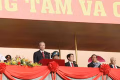 Dans l'atmosphère solennelle de la célébration, le secrétaire général du Parti, To Lam, a prononcé un discours au nom des dirigeants du Parti, de l'État et du Comité central du Front de la Patrie du Vietnam. Photo : VNA