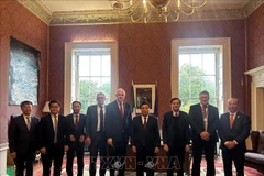 Nguyen Xuan Thang (quatrième à la droite) a pris une photo souvenir avec Colm O'Reardon, secrétaire général du ministère de l'Enseignement supérieur, de la Recherche, de l'Innovation et des Sciences d'Irlande (DFHERIS). Photo : VNA