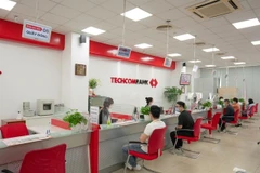 Clients dans un bureau de transaction de Techcombank. — Photo : gracieuseté de la banque.