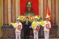 Le président vietnamien, Luong Cuong (2e, gauche) et trois vice-ministres de la Sécurité publique à l'honneur. Photo : VNA