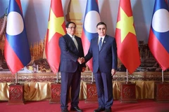 Le Premier ministre Pham Minh Chinh (gauche) et le président de l'Assemblée nationale lao Saysomphone Phomvihane. Photo : VNA