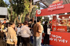 Des habitants font la queue pour déguster une marque traditionnelle et réputée de bánh mì de Saïgon. Photo : VNA