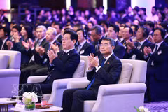 Le Premier ministre Lê Minh Hung et le président Lee Jae Myung lors du Forum économique Vietnam – République de Corée. Photo : VNA
