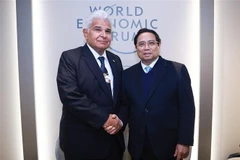 Le Premier ministre Pham Minh Chinh (droite) et le président panaméen José Raúl Mulino Quintero à Davos. Photo : VNA