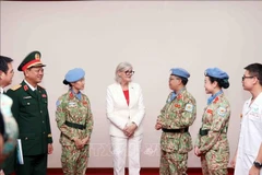 La gouverneure générale australienne, Sam Mostyn, a rencontré des soldats de la paix du Vietnam. Photo : VNA