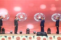 Le Premier ministre Pham Minh Chinh (deuxième à partir de la droite) et d'autres délégués lancent la nouvelle base de données du ministère des Affaires étrangères sur les traités internationaux. Photo : VNA