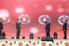 Le Premier ministre Pham Minh Chinh (deuxième à partir de la droite) et d'autres délégués lancent la nouvelle base de données du ministère des Affaires étrangères sur les traités internationaux. Photo : VNA