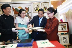 Le Premier ministre Pham Minh Chinh et son homologue thaïlandais Paetongtarn Shinawatra, en visite au Vietnam, contemplent et découvrent des produits artisanaux uniques du Vietnam le 15 mai. (Photo : VNA)