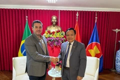 L'ambassadeur du Vietnam au Brésil, Bui Van Nghi, (droite) reçoit le président d'Aprosoja, Maurício Buffon. Photo : VNA