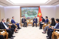 Le vice-Premier ministre Tran Hong Ha reçoit l'ambassadeur d'Italie au Vietnam, Marco Della Seta, et les dirigeants du groupe Fincantieri. Photo : VNA