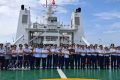 Des représentants des Garde-côtes vietnamiens et de l’Agence malaisienne de contrôle maritime (MMEA) de Pahang prennent une photo souvenir selon la tradition de l’ASEAN à bord du CSB 8005. Photo : VNA 