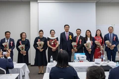 L'ambassadeur du Vietnam au Japon, Pham Quang Hieu (au centre), présente des fleurs pour féliciter le nouveau comité exécutif de l'Association des entreprises vietnamiennes au Japon. (Photo : VNA)