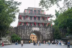 La tour de la porte Huu Nghi Quan attire de nombreux visiteurs venus de Chine et du Vietnam. Photo : VNA
