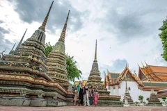 Des visiteurs étrangers visitent une pagode à Bangkok, en Thaïlande (Photo : Xinhua/VNA)