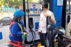 Un point de vente de carburant à Hanoï. Photo : Vietnamplus