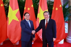 Le PM Pham Minh Chinh et son homologue chinois Li Qiang. Photo / VNA
