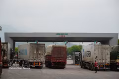 Des camions de marchandises importées entrant au Vietnam par le poste-frontière international de Lao Cai. Photo : VNA