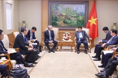 Lors de la rencontre entre le vice-Premier ministre Nguyen Chi Dung (droite) et Honna Hitoshi, président-directeur général de la société japonaise Erex Corporation. Photo : VNA